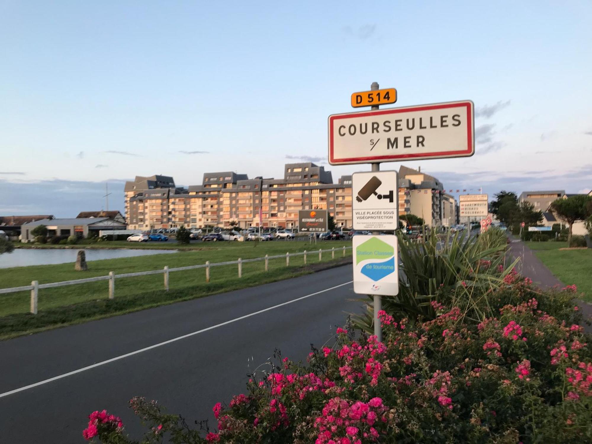 Bleu Sale - F2 Courseulles Avec Balcon Appartement Buitenkant foto